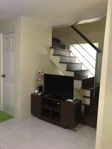 3 Bedrooms 3 Baths Victorian style Townhouse Fully Furnished
