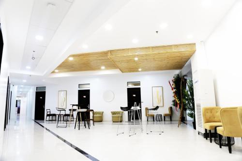 Travelbee Airport Inn