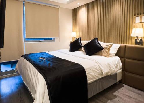 Nice one BR condo free pool in Commonwealth QC