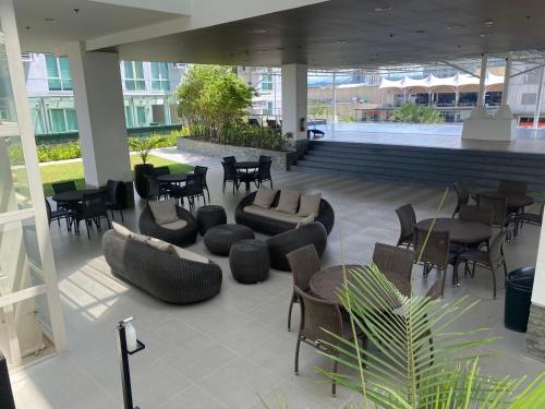 Abreeza chills place T2-2720