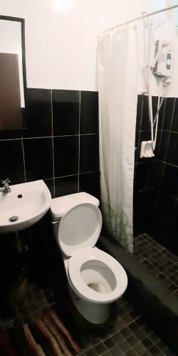 Angel and Marie's Basic ACroom for 2-4 pax
