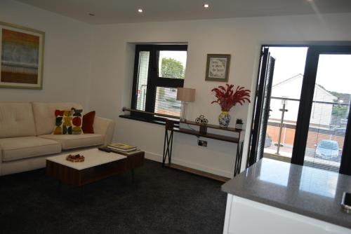 Cozy & Bright 2-Bedroom Apartment with Large Balcony and Free Parking