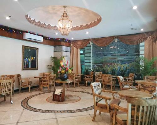 Holiday Plaza Hotel