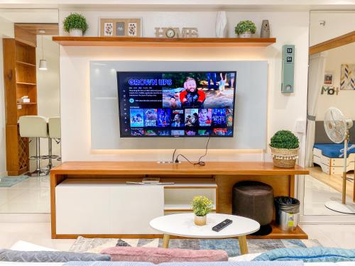 Large 1-Bedroom Condo 60sqm Makati Rockwell CBD Poblacion