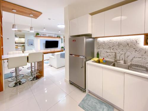 Large 1-Bedroom Condo 60sqm Makati Rockwell CBD Poblacion