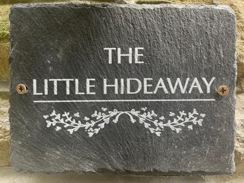 The Little Hideaway - Historic Gem off Haworth Main Street -Log Fire