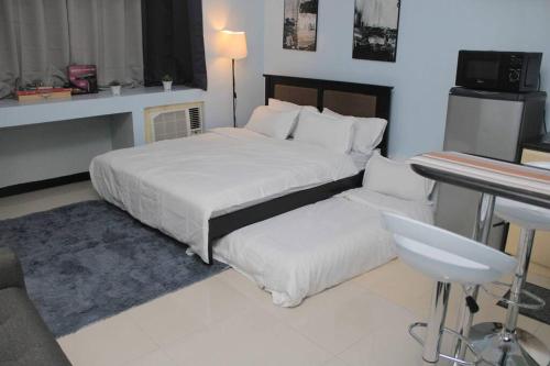 A2J Executive Studio Suite Near Venice Mall BGC