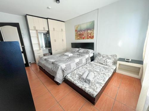 Modern 2BR Condo Near SM with Free Parking Pool WIFI and Netflix