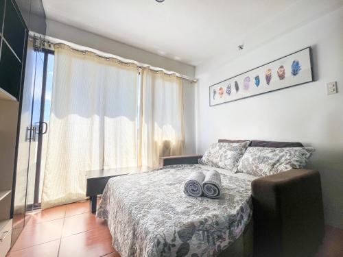 Modern 2BR Condo Near SM with Free Parking Pool WIFI and Netflix