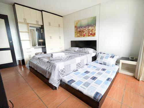 Modern 2BR Condo Near SM with Free Parking Pool WIFI and Netflix