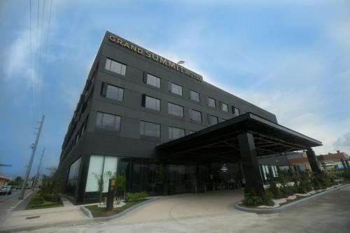 Grand Summit Hotel