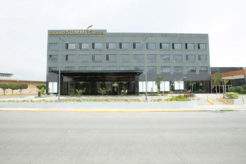 Grand Summit Hotel