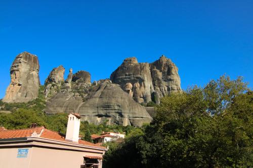 The house under the rocks of Meteora 2