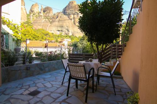 The house under the rocks of Meteora 2