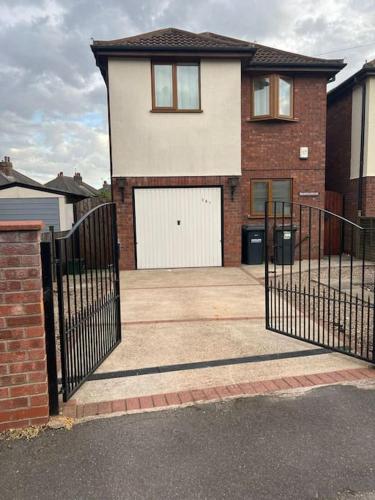 Entire -4 Bedrooms Detached House with Driveway