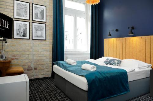 Giselle Vintage Doubles - Adults Only