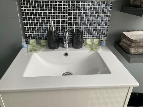 38 Maison entière, place de parking et garage pour moto velo a la demande