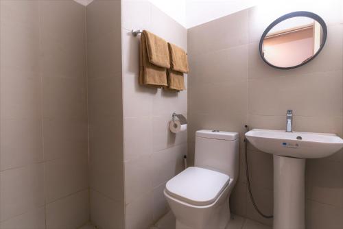 Modern Condo with pool and gym