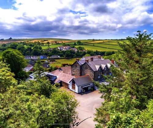 Wolfscastle Country