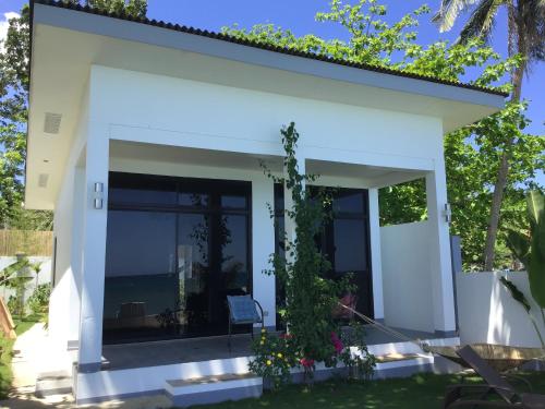 BambooBeachVilla1 AC New OCEANFRONT POOL sunsetview garden kitchen SATELLITE STARLINK WI-FI