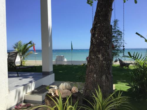 BambooBeachVilla1 AC New OCEANFRONT POOL sunsetview garden kitchen SATELLITE STARLINK WI-FI