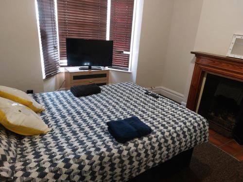 Rooms In A Victorian Comfortable 4-bedroom house in Milton Keynes Rooms Not En-suites