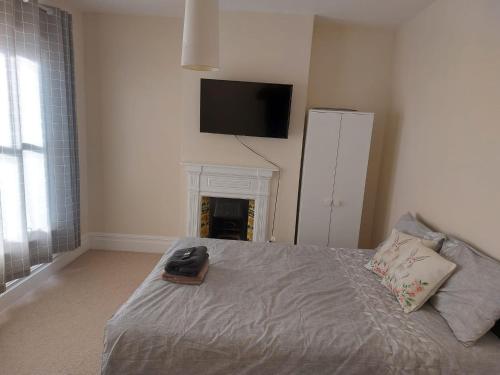 Rooms In A Victorian Comfortable 4-bedroom house in Milton Keynes Rooms Not En-suites