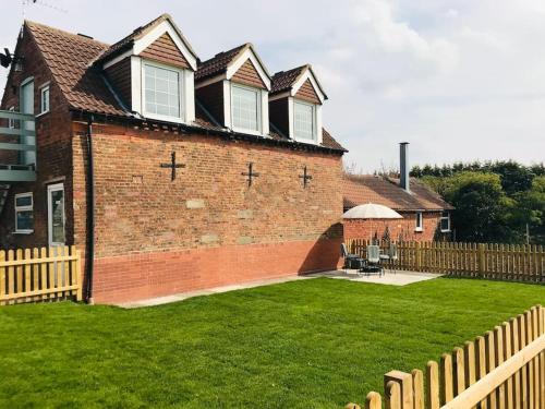 Grove Farm Old Granary, 1st floor Loft Apartment, Includes Continental Breakfast