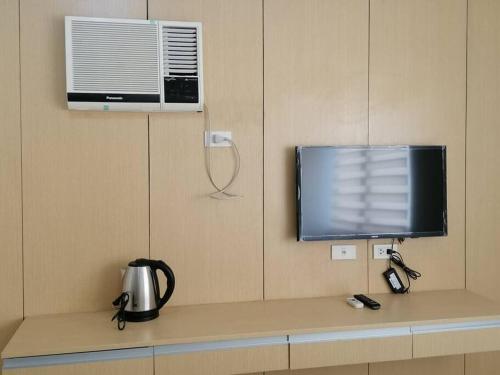 Pool level Persimmon Condo w/ kitchen unit 615