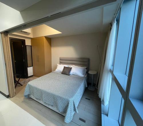 1 BR condo Uptown Parksuites BGC, high floor, morning sun