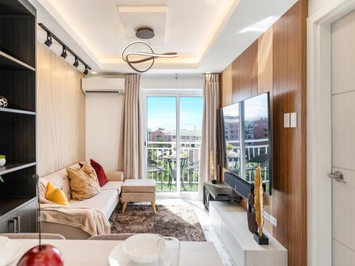 537 AMANI LUXURY SUITE, 3 Minutes to Airport, with Gym & Pool, FAST WI-FI, Free Netflix