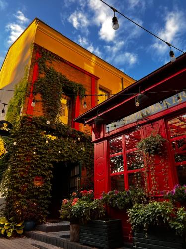 Shoemaker Irish Pub & Accommodation Hotel