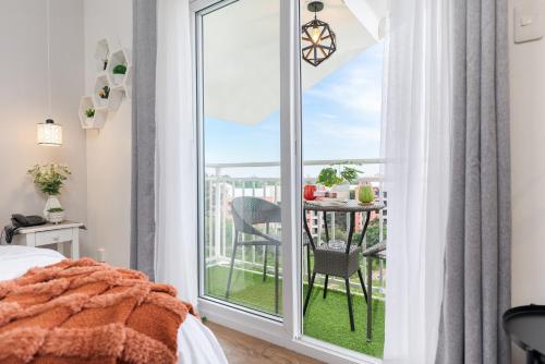 AMANI 729, 3 Minutes to Airport, with Gym & Pool,100mbps WiFi, Free Netflix