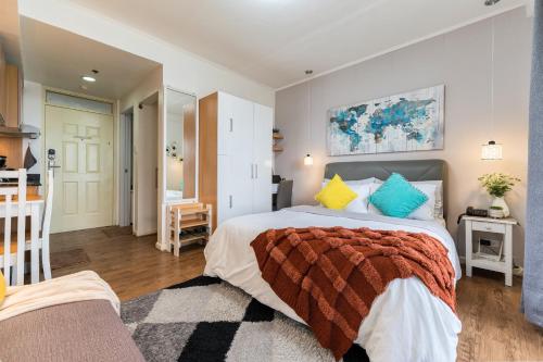AMANI 729, 3 Minutes to Airport, with Gym & Pool,100mbps WiFi, Free Netflix