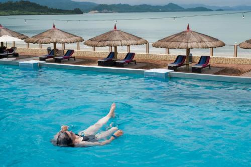 Foxy’s Beach Resort