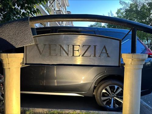 East Ortigas Mansions by MA