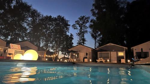 Lumi Resort Domki letniskowe z podgrzewanym basenem