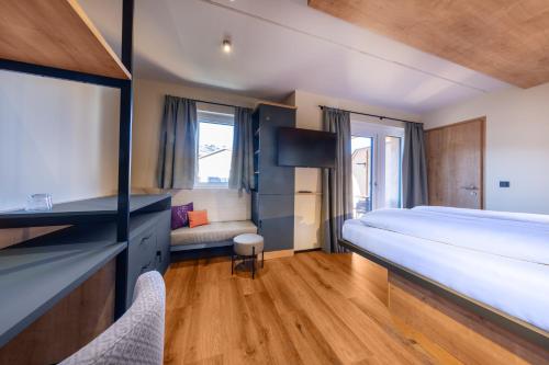 PEOPLE’S  HOTEL