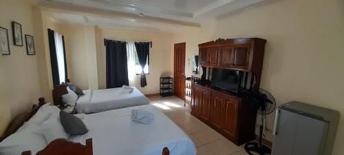 CORALYN'S PLACE Family of 5