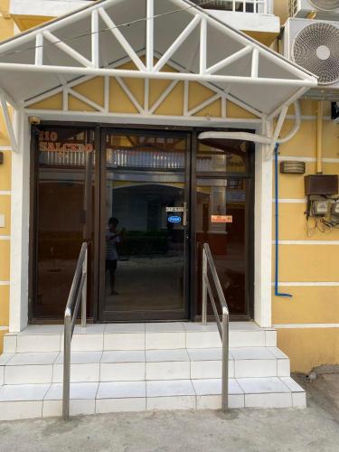 ROMY'S PLACE - ENTIRE 3RD FLOOR APARTMENT