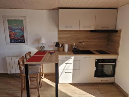 Studio Bellevue appart indépendant rénové 2024 piscine parking proche centre Annecy