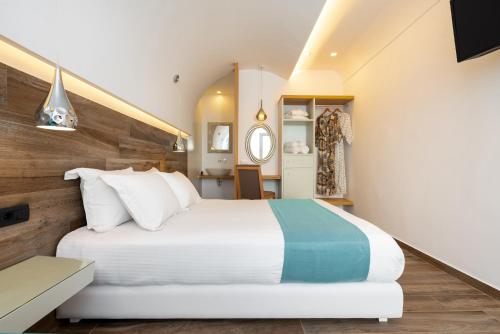 Deluxe Hotel Santorini