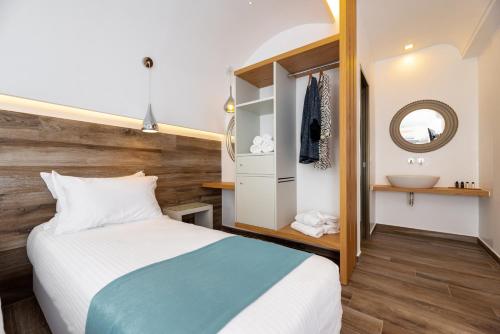 Deluxe Hotel Santorini