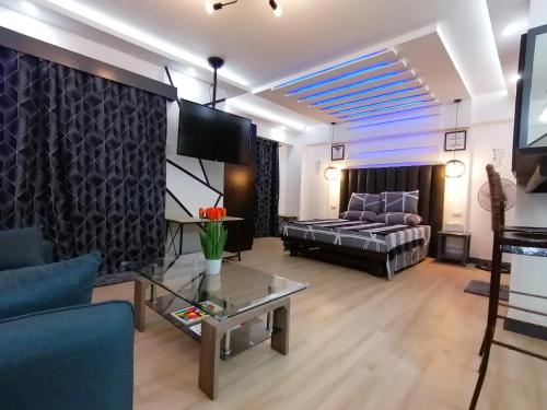 Condo Azur Suites E507 near Airport, Netflix, Stylish, Cozy with swimming pool