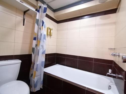 Condo Azur Suites E507 near Airport, Netflix, Stylish, Cozy with swimming pool