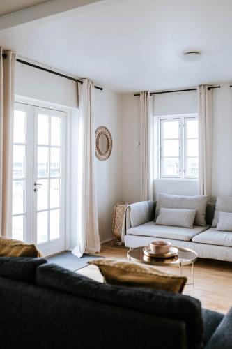 海景与精致设计的明亮三卧1.5卫乡村之家（Ocean Views and Gorgeous Design in a Light-Filled 3 BDRM/1.5 Bath Village Home）
