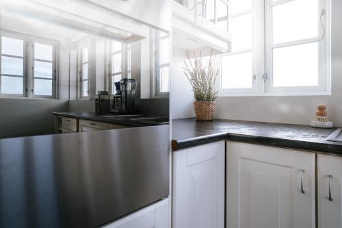 海景与精致设计的明亮三卧1.5卫乡村之家（Ocean Views and Gorgeous Design in a Light-Filled 3 BDRM/1.5 Bath Village Home）