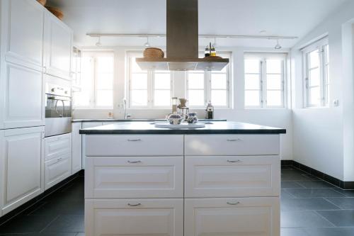 海景与精致设计的明亮三卧1.5卫乡村之家（Ocean Views and Gorgeous Design in a Light-Filled 3 BDRM/1.5 Bath Village Home）
