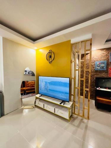 Townhouse with game area and access to swimming pool