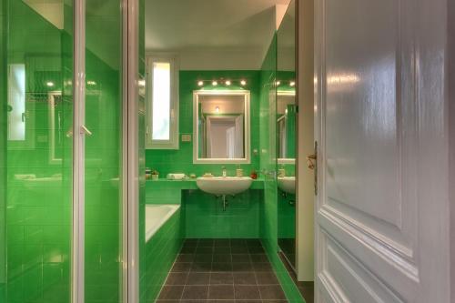 Tritone Top House